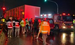 Deprem bölgesine konteyner taşıyan TIR'a minibüs çarptı: 1 ölü, 2 yaralı