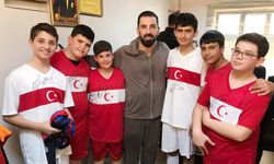 Arda Turan depremzedeler için yeşil sahalara döndü