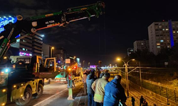 Bakırköy'de otomobil metro hattına uçtu: 2 yaralı