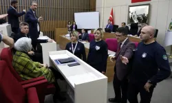 Tanju Özcan, meclis üyesini dışarı çıkarttı