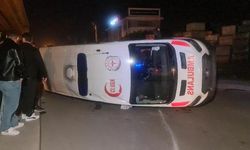 İzmit'te özel halk otobüsüyle çarpışan ambulans devrildi: 3 yaralı