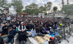 Taksim ve Eyüpsultan Camii'ne binlerce kişi akın etti