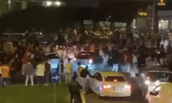 Galatasaray’ın şampiyonluk kutlamalarında otomobil kalabalığa daldı '2yaralı