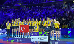 VakıfBank şampiyonluk kupasını kaldırdı