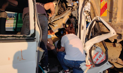 Sporcuları taşıyan minibüs Kamyona Çarptı 1 ölü 16 yaralı