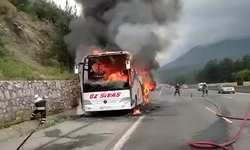 Mersin'den Sivas'a giden yolcu otobüsü yandı