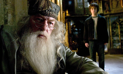 Harry Potter Serisindeki Dumbledore hayatını kaybetti