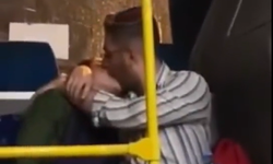 Otobüsteki "öpüşme"  başka yolcu tarafından kaydedildi