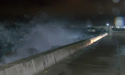 İstanbul'da fırtına; Dev dalgalar kıyıya vurdu