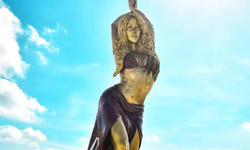 Shakira'nın 21 metrelik heykeli dikildi