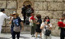 Turistler Kırmızı Karanfillerle Karşılandı