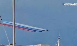 Fransa akrobasi timi yanlışlıkla Rus bayrağı çizdi
