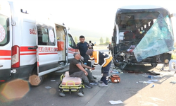 Afyonkarahisar'da korkunç kaza:  17 kişi yaralandı