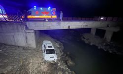 Hakkari'de köprüden Zap Suyu'na uçan kamyonette 4 yaralı