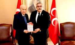 AKP'li Hüseyin Yayman Bahçeli'ye 'Kürt Sorunu' kitabını hediye etti