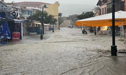 Çeşme’de Sağanak Yağış: Sokaklar Göle Döndü