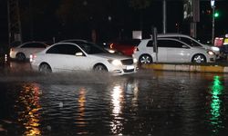 Antalya'da etkili sağanak yağış hayatı felç etti