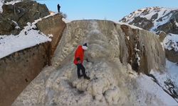 Erzincan'daki Buz Tutmuş Dere Görsel Şölene Dönüştü