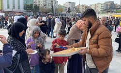 Şanlıurfa'da Suriyeliler, Esad Rejiminin Kontrolü Kaybetmesini Kutladı