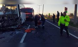 Manisa'da TIR ile servis midibüsü çarpıştı, 22 işçi yaralandı