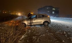 Yüksekova'da Kar Yağışı Trafiği Olumsuz Etkiledi