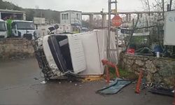 Beykoz'da Kamyonet Devrildi, İki Kişi Yaralandı