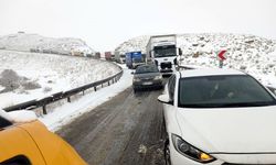 Van'da Yoğun Kar Yağışı Nedeniyle Bahçesaray Yolu Kapatıldı