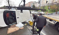 Beyoğlu'nda Polis Aracıyla Çarpışan Ticari Araç Devrildi