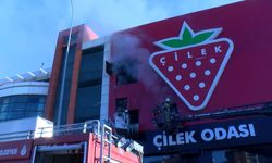 Çekmeköy'deki Mobilya Mağazasında Yangın Çıktı