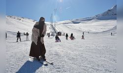 Hakkari'deki Öğrenciler Kayak Dersi Alarak Kış Sporlarıyla Tanışıyor