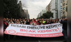 İzmir'de İşçiler Maaş Kesintilerine Karşı Eylem Düzenledi