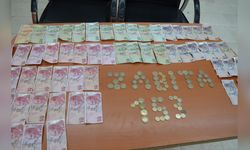 Cami Önünde Dilenirken Yakalanan Kişi, İki Saatte Bin 554 Lira Topladı