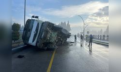 Balıkesir'de Yol Çökmesi Sonucu Hafriyat Kamyonu Devrildi