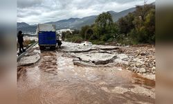 Şiddetli Yağmur ve Dolu Yol Ulaşımını Engelledi