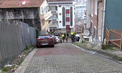 Kağıthane'de Yokuşta Kontrolü Kaybeden Araç İstinat Duvarına Çarptı