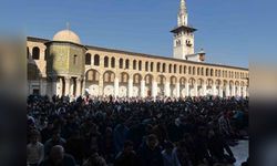 Emevi Camii'nde Cuma Namazında Yoğun Kalabalık