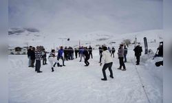 Yenice Köyü'nde Kar Voleybolu Geleneği Devam Ediyor