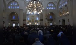 Tiran Namazgah Camii'nde Yoğun Ziyaretçi İlgisi