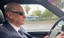 Bahçeli Ferdi Tayfur şarkısı eşliğinde klasik otomobiliyle dolaştı