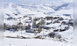 Kızıldağ Zirvesindeki Köyde İki Mevsim Yaşanıyor