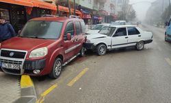 Park Halindeki Araçlara Çarpan Otomobilde İki Yaralı