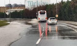 Bakırköy'de Su Borusu Patladı, Yolları Su Bastı