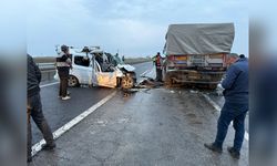 Mardin'de Trafik Kazası: Hafif Ticari Araç Kamyona Çarptı