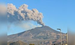 Etna Yanardağı'ndan Kül ve Lav Püskürmesi Devam Ediyor