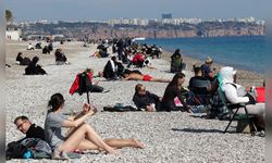 Antalya'da Güneşli Hava, Sahildeki Kalabalığı Artırdı