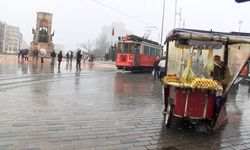 Taksim Meydanı'nda Kar Yağışı Etkisini Gösterdi