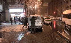 İstanbul'u Beyaza Bürüyen Kar Yağışı Eğlencelere Sahne Oldu