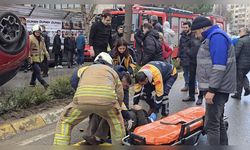 Kadıköy'de Park Halindeki Araca Çarpan Otomobilin Kazası Kameralara Yansıdı