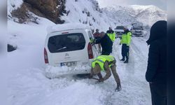 Bitlis'te Kara Saplanan Araç İçin Kurtarma Çalışmaları Başlatıldı