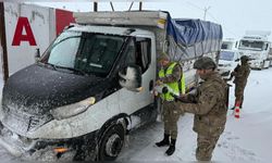 Bitlis'te Kar Kalınlığı 1 Metreyi Geçti, 300 Köy Yolu Ulaşıma Kapandı